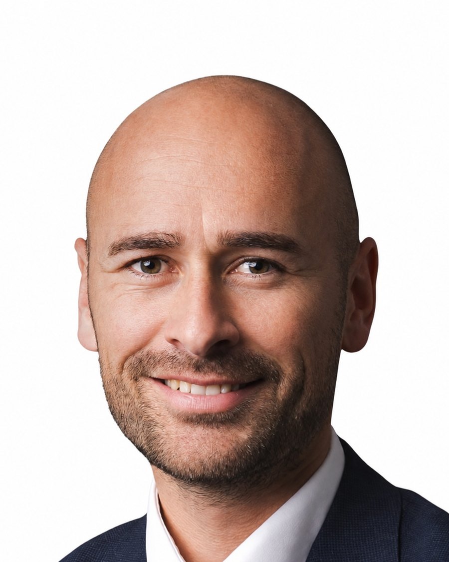 Johann Legallo, dirigeant de Pavillon Bleu, souriant à son bureau