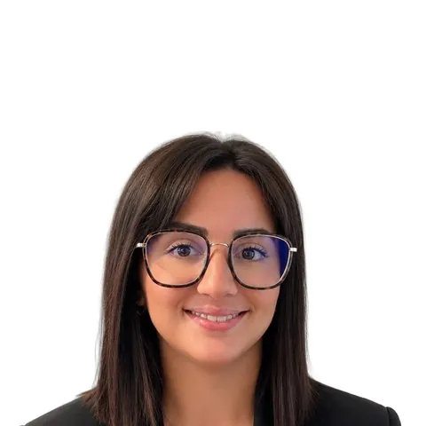 Nora Sahridj, Chargée de clientèle